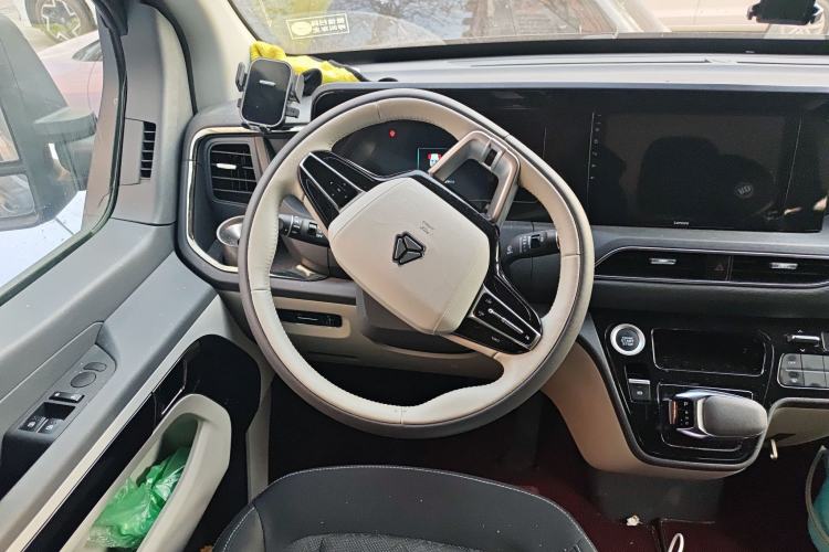 Used Sinotruk Pioneer V 2024 Multi-Function Version 2.0T Automatic Short Wheelbase Low Roof Steering Wheel