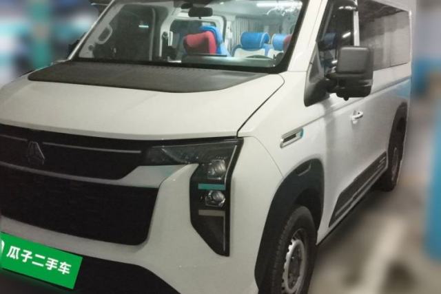 Used Sinotruk Pioneer V 2024 Multi-Function Version 2.0T Automatic Short Wheelbase Low Roof