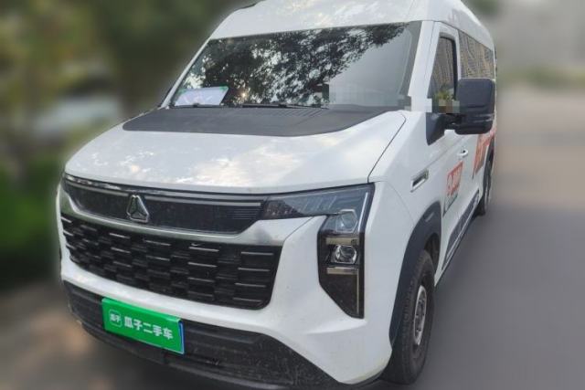 Used Sinotruk Pioneer V 2024 Multi-Function Edition 2.0T Automatic Mid-Roof with Central Axle