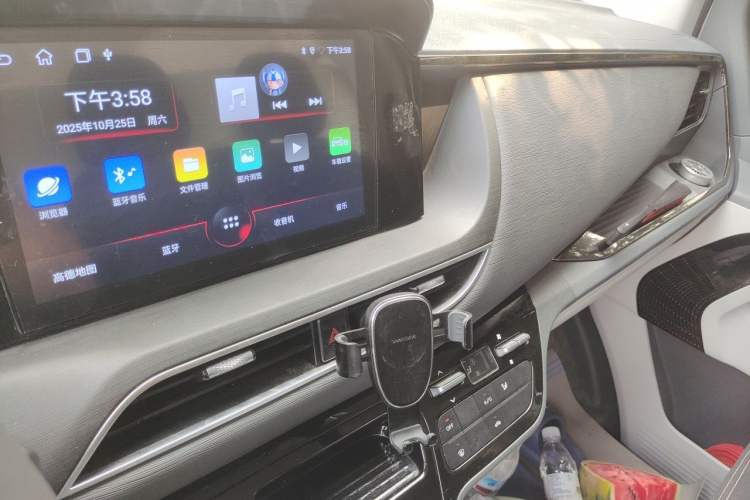 Used Sinotruk Pioneer V 2024 Multi-Function Edition 2.0T Automatic Mid-Roof with Central Axle Audio And AC Panel