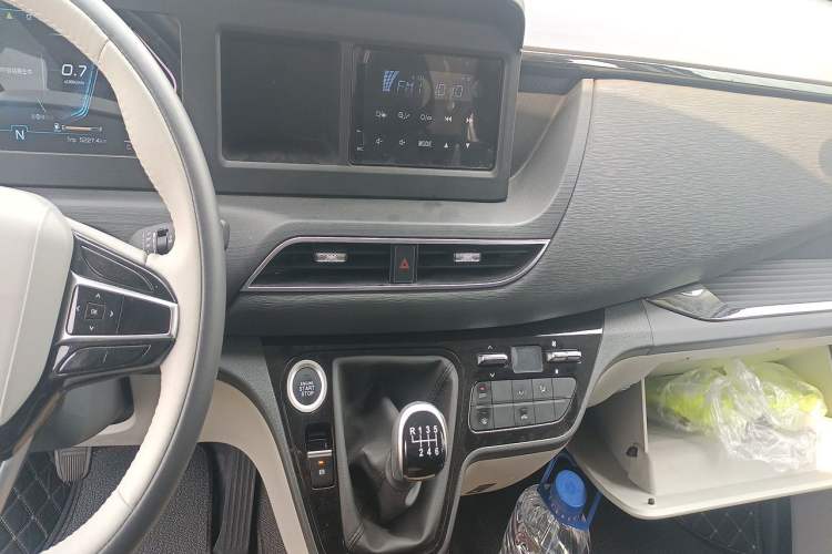Used Sinotruk Pioneer V 2024 Multi-Function Version 2.0T Manual Short Wheelbase Mid-Roof Audio And AC Panel