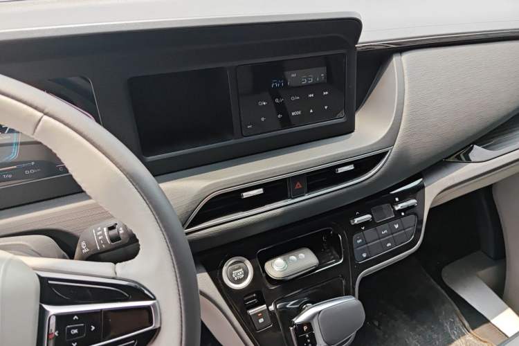Used Sinotruk Pioneer V 2024 Multi-Function Edition 2.0T Automatic Mid-Roof with Central Axle Audio And AC Panel