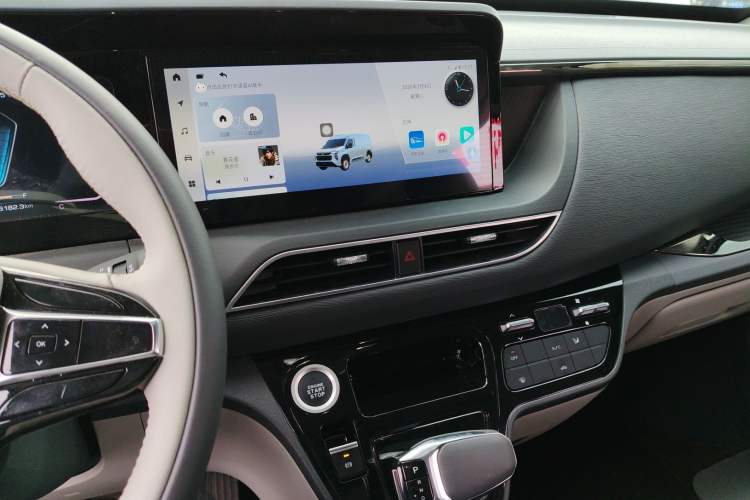 Used Sinotruk Pioneer V 2024 Multi-Function Edition 2.0T Automatic Mid-Roof Low-Profile Audio And AC Panel