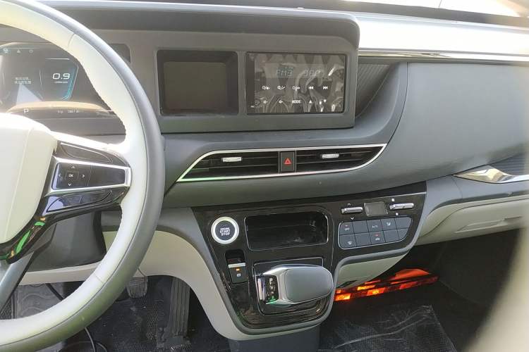 Used Sinotruk Pioneer V 2024 Multi-Function Edition 2.0T Automatic Mid-Roof with Central Axle Audio And AC Panel