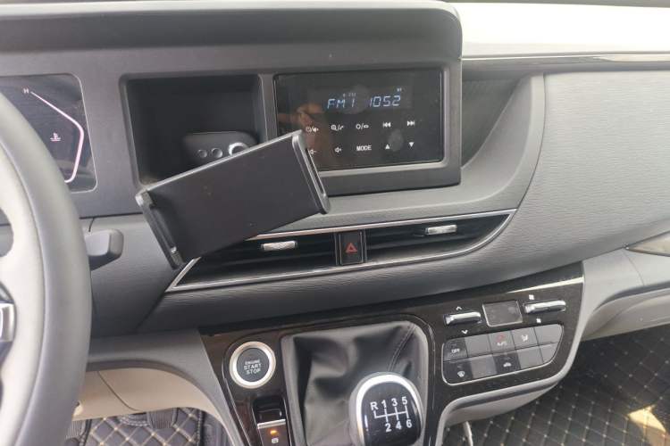 Used Sinotruk Pioneer V 2024 Multi-Function Version 2.0T Manual Short Wheelbase Mid-Roof Audio And AC Panel