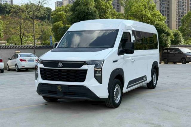 Used Sinotruk Pioneer V 2024 Multi-Function Edition 2.0T Manual Mid-Roof with Central Axle