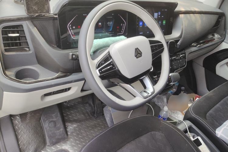 Used Sinotruk Pioneer V 2024 Multi-Function Edition 2.0T Automatic Mid-Roof with Central Axle Center Console