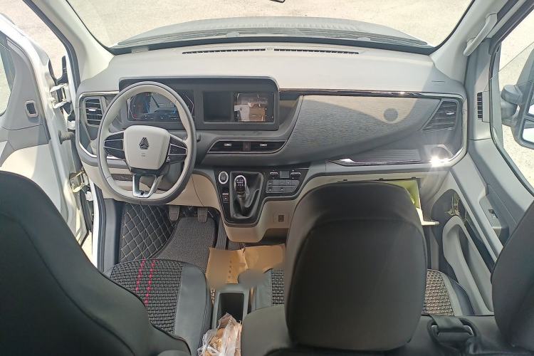 Used Sinotruk Pioneer V 2024 Multi-Function Version 2.0T Manual Short Wheelbase Mid-Roof Center Console