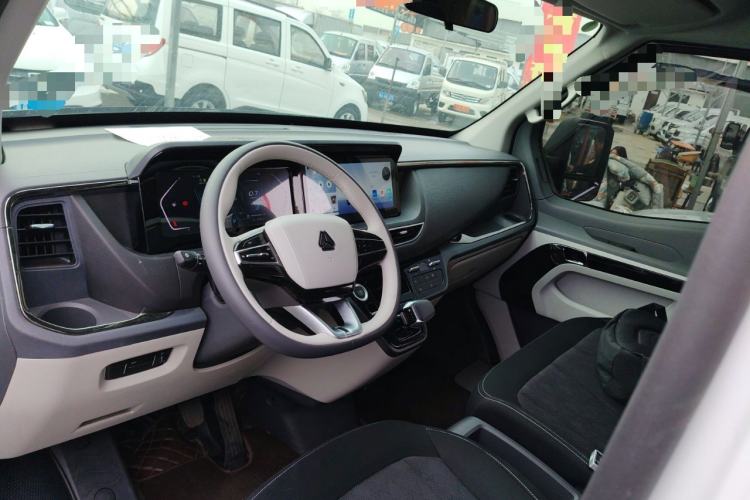 Used Sinotruk Pioneer V 2024 Multi-Function Edition 2.0T Automatic Mid-Roof Low-Profile Center Console