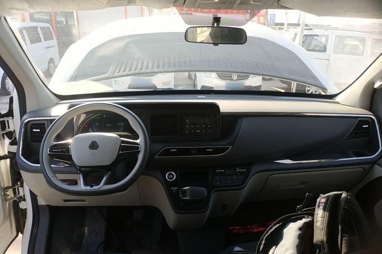 Used Sinotruk Pioneer V 2024 Multi-Function Edition 2.0T Automatic Mid-Roof with Central Axle Center Console