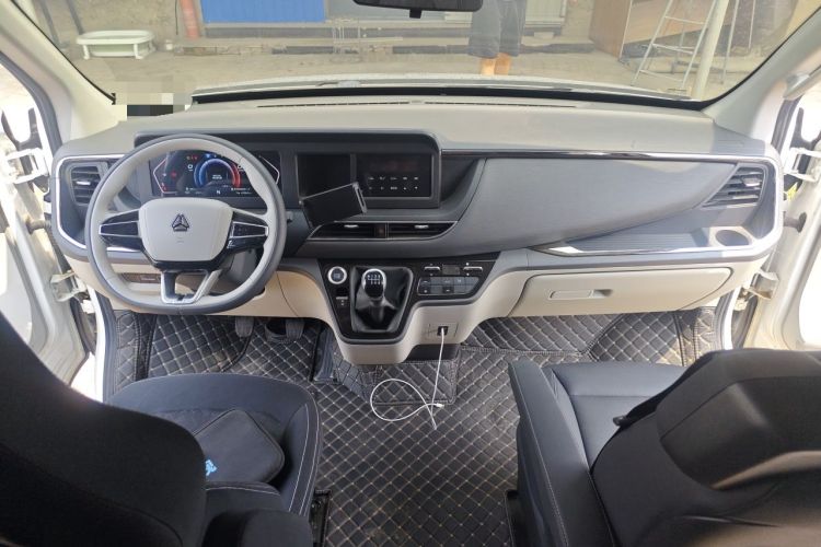 Used Sinotruk Pioneer V 2024 Multi-Function Version 2.0T Manual Short Wheelbase Mid-Roof Center Console