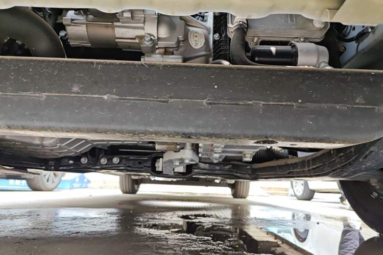 Used Sinotruk Pioneer V 2024 Multi-Function Edition 2.0T Automatic Mid-Roof with Central Axle Chassis Front