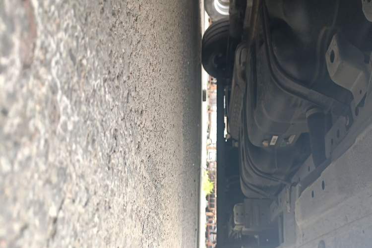 Used Sinotruk Pioneer V 2024 Multi-Function Version 2.0T Manual Short Wheelbase Mid-Roof Chassis Front Left