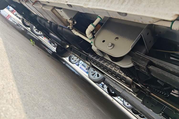 Used Sinotruk Pioneer V 2024 Multi-Function Edition 2.0T Automatic Mid-Roof with Central Axle Chassis Rear Left