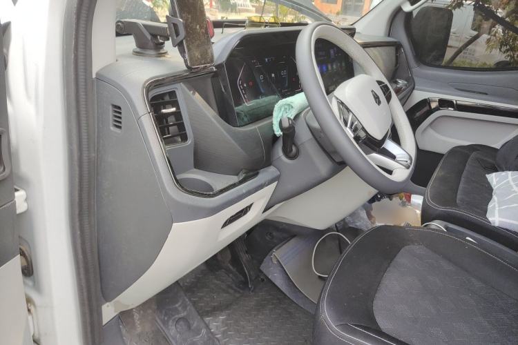 Used Sinotruk Pioneer V 2024 Multi-Function Edition 2.0T Automatic Mid-Roof with Central Axle Driver Seat