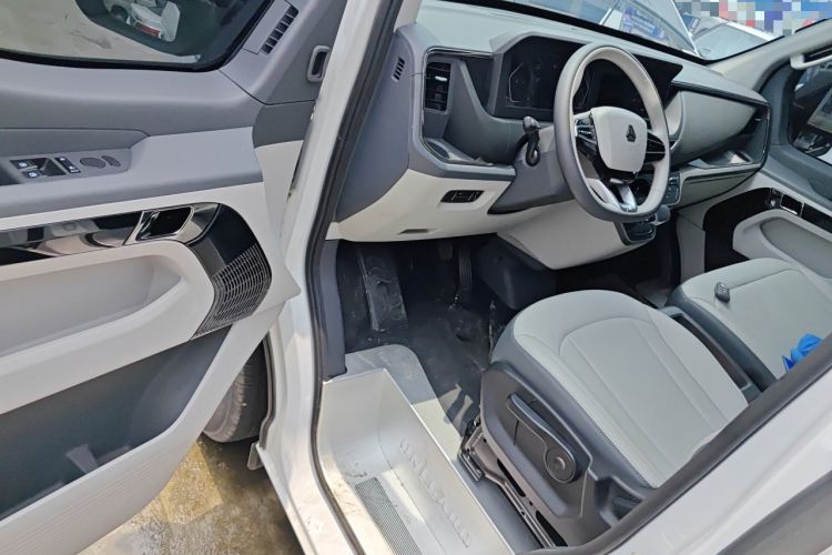Used Sinotruk Pioneer V 2024 Multi-Function Edition 2.0T Automatic Mid-Roof with Central Axle Driver Seat