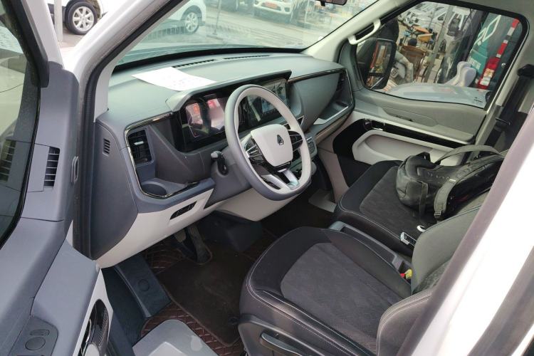 Used Sinotruk Pioneer V 2024 Multi-Function Edition 2.0T Automatic Mid-Roof Low-Profile Driver Seat