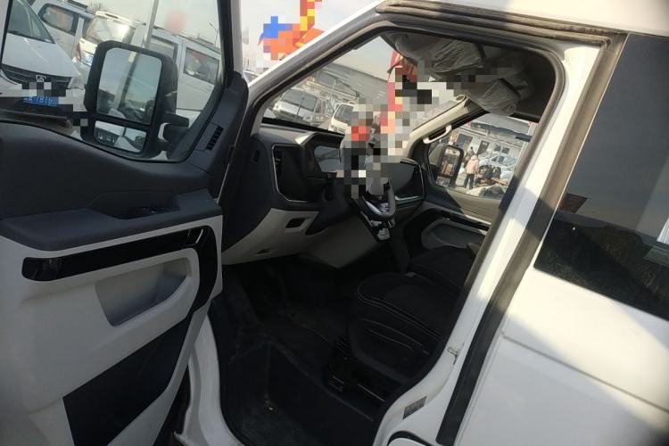Used Sinotruk Pioneer V 2024 Multi-Function Edition 2.0T Automatic Mid-Roof with Central Axle Driver Seat