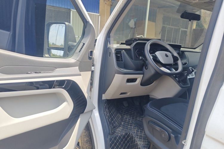 Used Sinotruk Pioneer V 2024 Multi-Function Version 2.0T Manual Short Wheelbase Mid-Roof Driver Seat