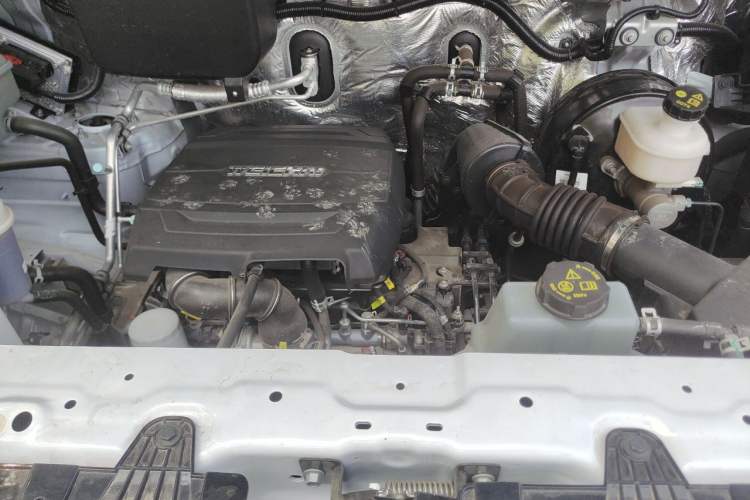 Used Sinotruk Pioneer V 2024 Multi-Function Edition 2.0T Automatic Mid-Roof with Central Axle Engine Bay