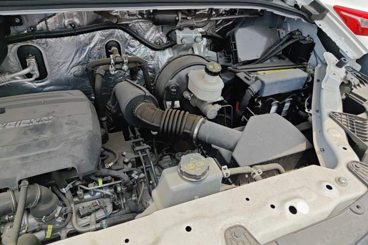 Used Sinotruk Pioneer V 2024 Multi-Function Edition 2.0T Automatic Mid-Roof with Central Axle Engine Bay Left