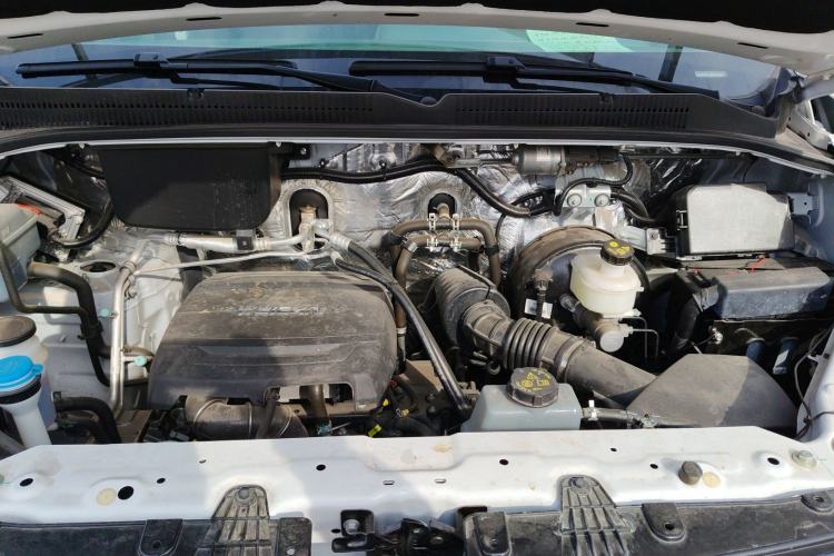 Used Sinotruk Pioneer V 2024 Multi-Function Edition 2.0T Automatic Mid-Roof Low-Profile Engine Bay