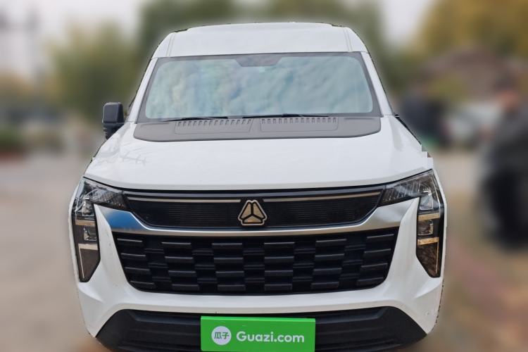 Used Sinotruk Pioneer V 2024 Multi-Function Edition 2.0T Manual Mid-Roof with Central Axle Exterior 1