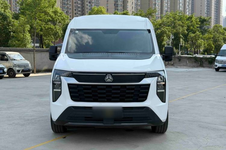 Used Sinotruk Pioneer V 2024 Multi-Function Edition 2.0T Manual Mid-Roof with Central Axle Exterior 1
