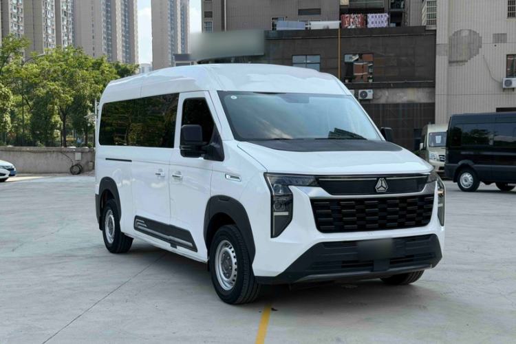 Used Sinotruk Pioneer V 2024 Multi-Function Edition 2.0T Manual Mid-Roof with Central Axle Exterior 2