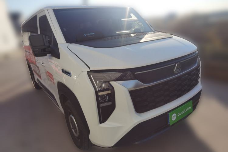 Used Sinotruk Pioneer V 2024 Multi-Function Edition 2.0T Manual Mid-Roof Low-Profile Exterior 2
