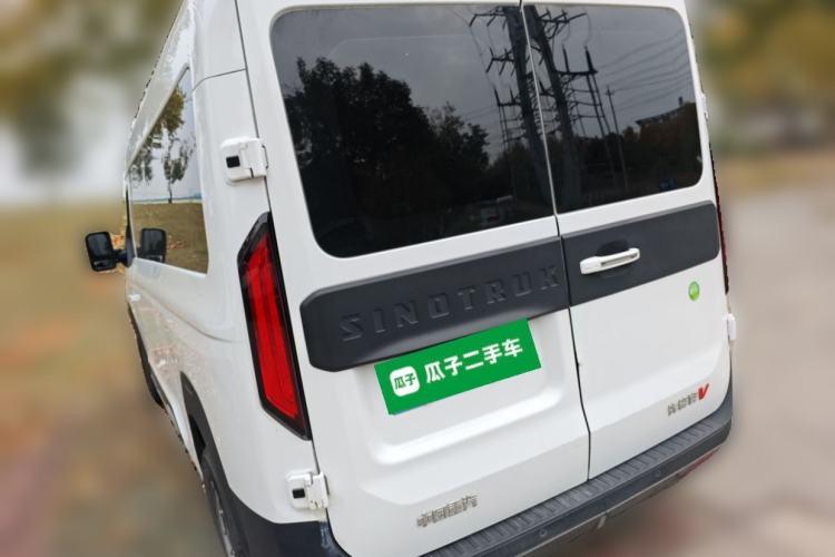Used Sinotruk Pioneer V 2024 Multi-Function Edition 2.0T Manual Mid-Roof with Central Axle Exterior 3
