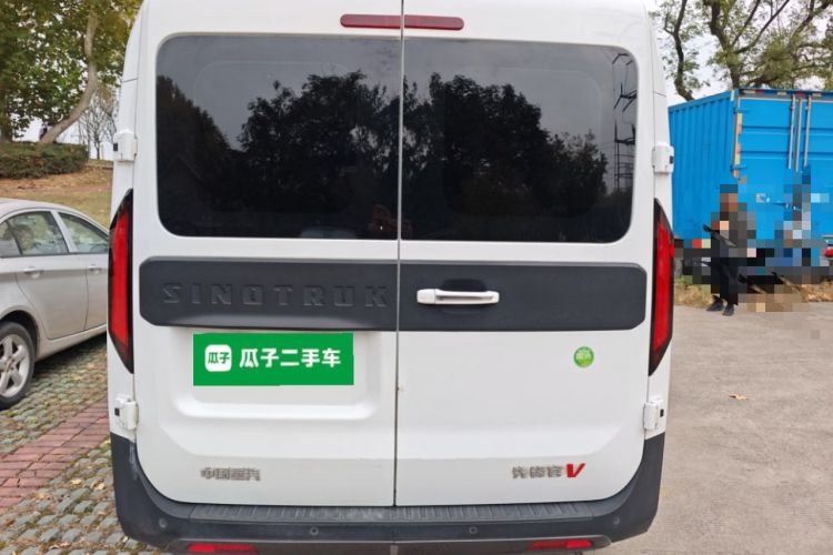 Used Sinotruk Pioneer V 2024 Multi-Function Edition 2.0T Manual Mid-Roof with Central Axle Exterior 4
