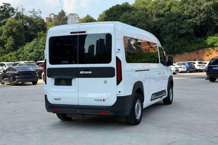 Used Sinotruk Pioneer V 2024 Multi-Function Edition 2.0T Manual Mid-Roof with Central Axle Exterior 5