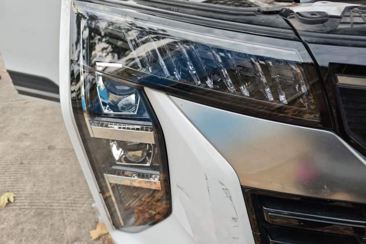 Used Sinotruk Pioneer V 2024 Multi-Function Edition 2.0T Manual Mid-Roof with Central Axle Exterior 6