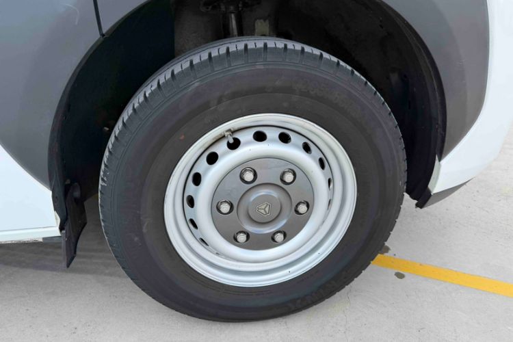 Used Sinotruk Pioneer V 2024 Multi-Function Edition 2.0T Manual Mid-Roof with Central Axle Exterior 6