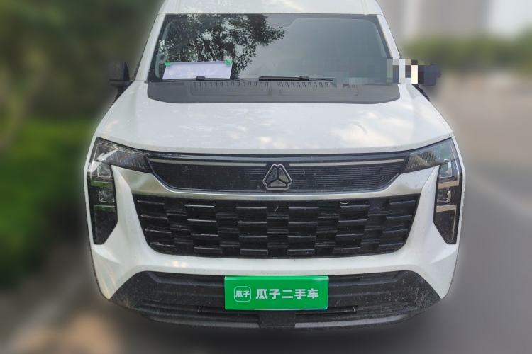 Used Sinotruk Pioneer V 2024 Multi-Function Edition 2.0T Automatic Mid-Roof with Central Axle Front