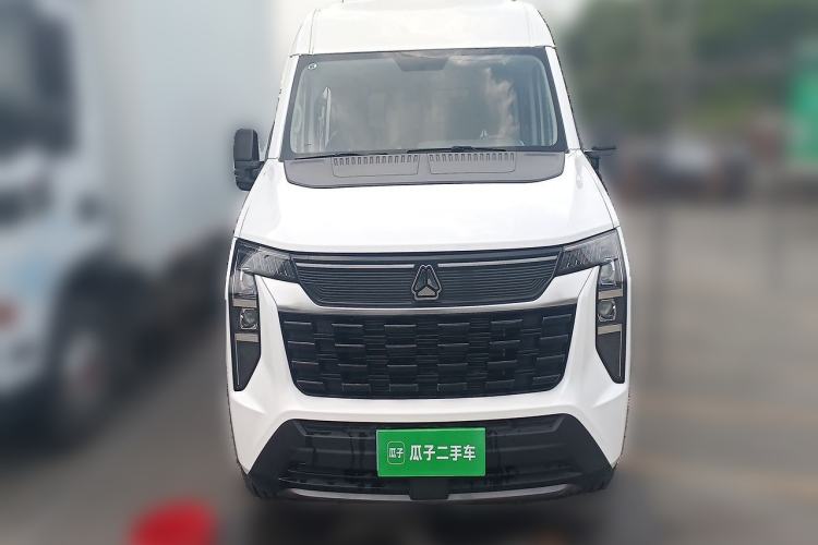 Used Sinotruk Pioneer V 2024 Multi-Function Version 2.0T Manual Short Wheelbase Mid-Roof Front