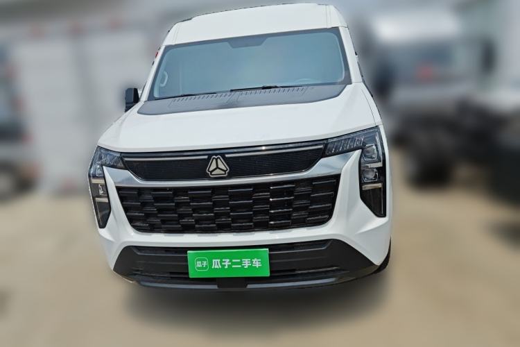 Used Sinotruk Pioneer V 2024 Multi-Function Edition 2.0T Automatic Mid-Roof with Central Axle Front