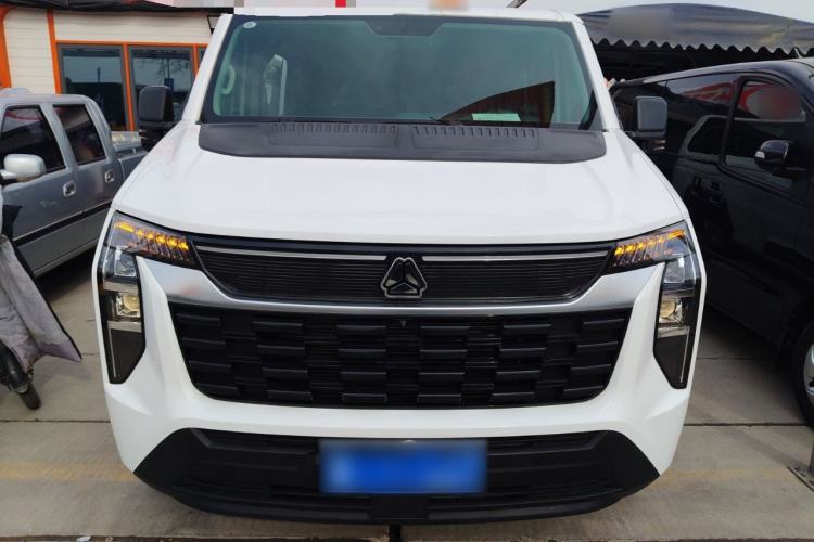Used Sinotruk Pioneer V 2024 Multi-Function Edition 2.0T Automatic Mid-Roof Low-Profile Front