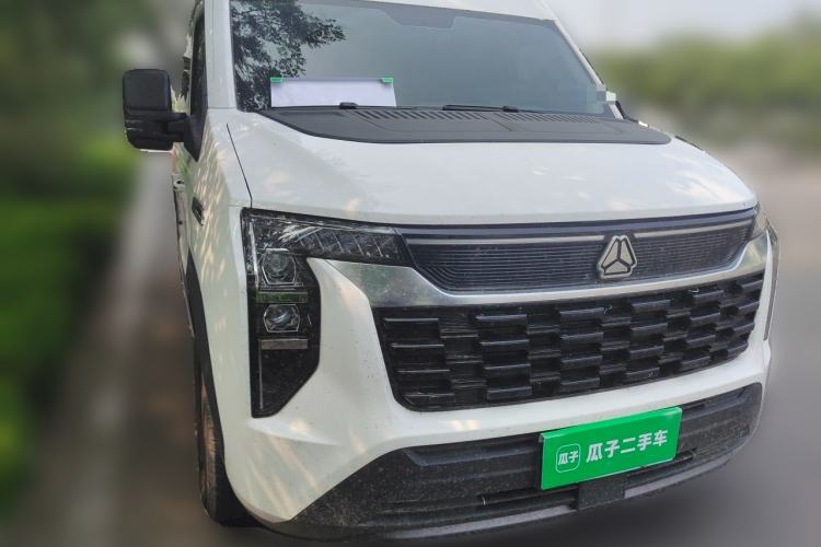 Used Sinotruk Pioneer V 2024 Multi-Function Edition 2.0T Automatic Mid-Roof with Central Axle Front Right 45 Deg