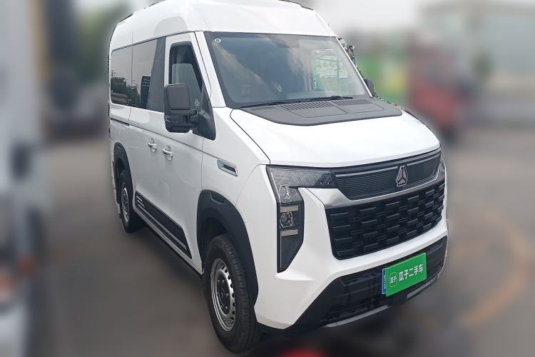 Used Sinotruk Pioneer V 2024 Multi-Function Version 2.0T Manual Short Wheelbase Mid-Roof Front Right 45 Deg