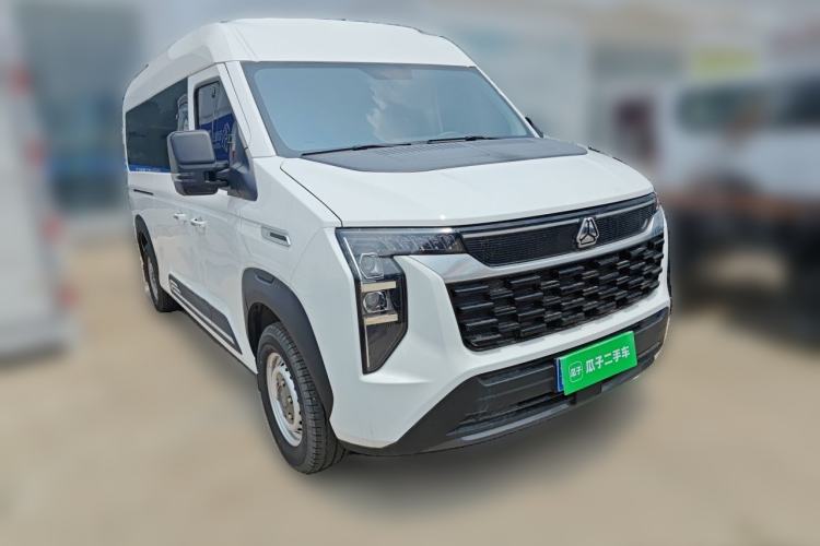 Used Sinotruk Pioneer V 2024 Multi-Function Edition 2.0T Automatic Mid-Roof with Central Axle Front Right 45 Deg