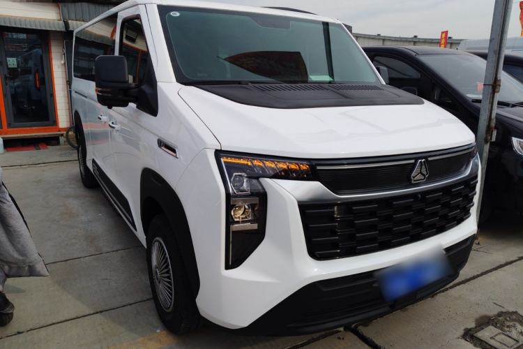 Used Sinotruk Pioneer V 2024 Multi-Function Edition 2.0T Automatic Mid-Roof Low-Profile Front Right 45 Deg