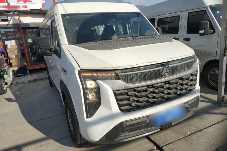 Used Sinotruk Pioneer V 2024 Multi-Function Edition 2.0T Automatic Mid-Roof with Central Axle Front Right 45 Deg