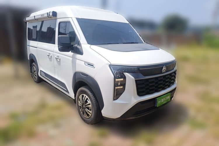 Used Sinotruk Pioneer V 2024 Multi-Function Version 2.0T Manual Short Wheelbase Mid-Roof Front Right 45 Deg