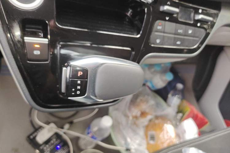 Used Sinotruk Pioneer V 2024 Multi-Function Edition 2.0T Automatic Mid-Roof with Central Axle Gear Lever