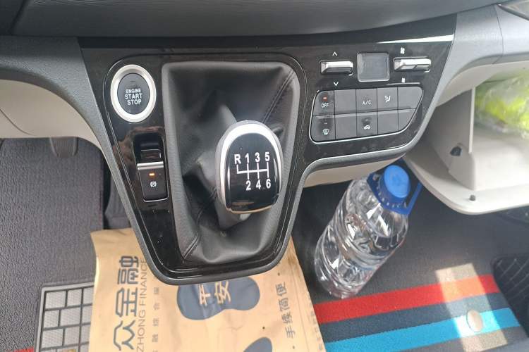 Used Sinotruk Pioneer V 2024 Multi-Function Version 2.0T Manual Short Wheelbase Mid-Roof Gear Lever