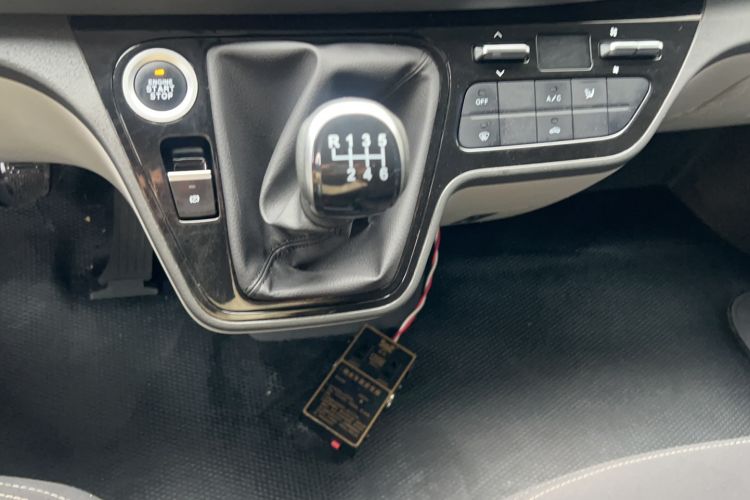 Used Sinotruk Pioneer V 2024 Multi-Function Edition 2.0T Manual Mid-Roof with Central Axle Gear Lever