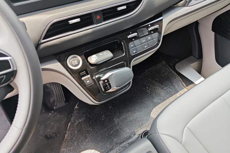 Used Sinotruk Pioneer V 2024 Multi-Function Edition 2.0T Automatic Mid-Roof with Central Axle Gear Lever