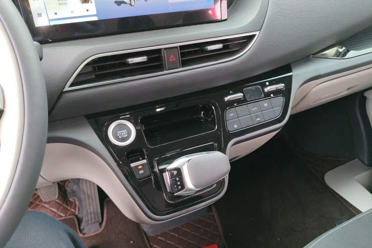 Used Sinotruk Pioneer V 2024 Multi-Function Edition 2.0T Automatic Mid-Roof Low-Profile Gear Lever